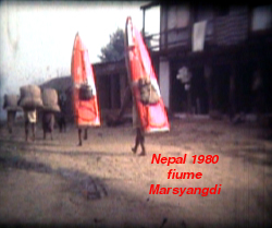 una delle prime esplorazioni italiane,  protagonista Maurizio Bernasconi ed alcuni amici, immagini catturate nella pellicola 8mm nel tempio della canoa fluviale, il Nepal
